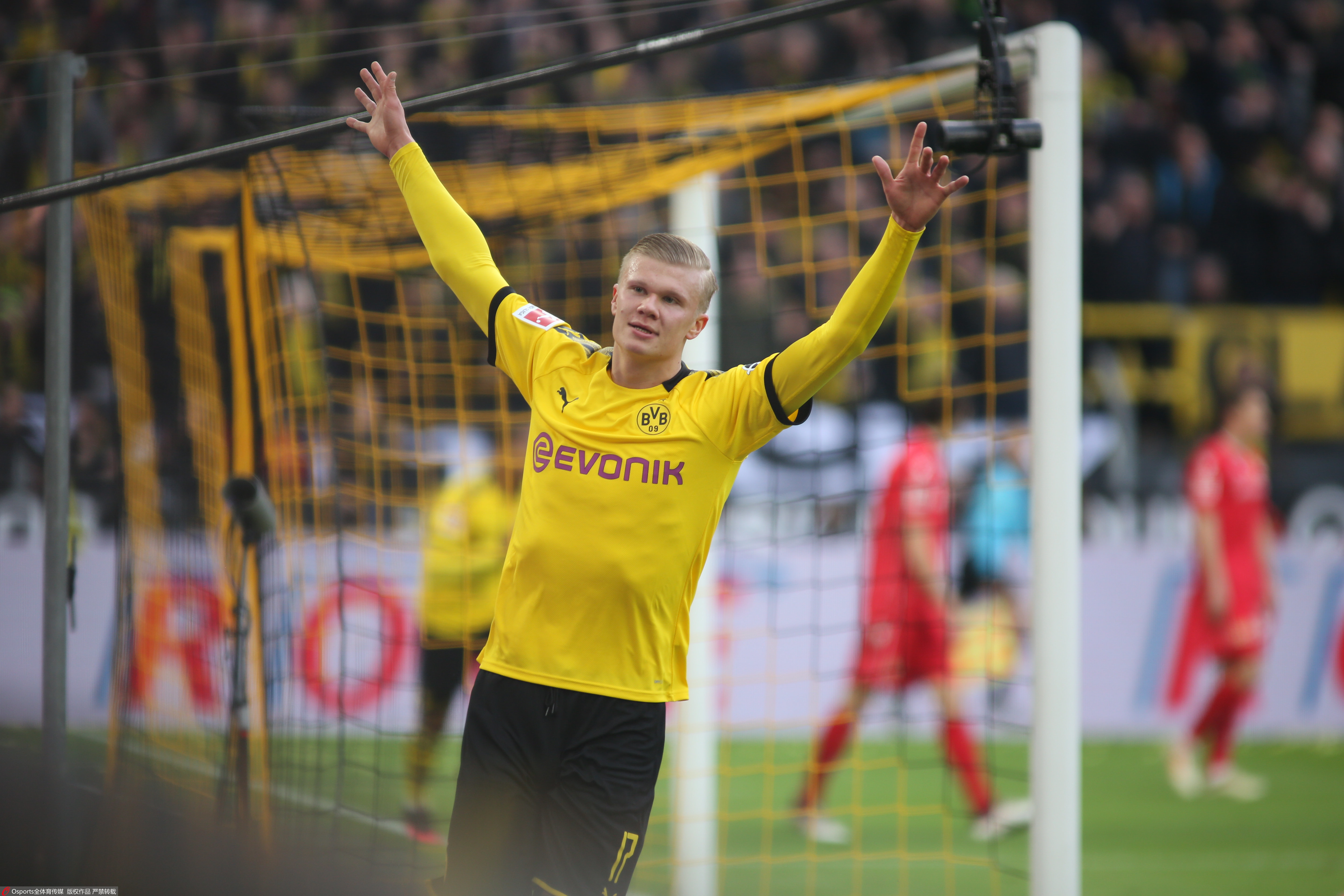 前裁判：布鲁日球员确实对什琴斯尼犯规了，但后者也存在失误