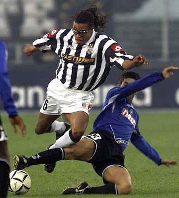 甘超对阿奇姆彭做闭嘴手势，钟义浩扳平比分后做同样手势回击