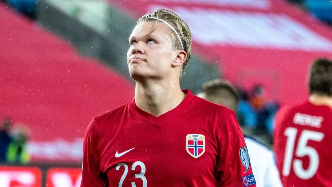 2026年F1全阵容敲定！角田裕毅降为储备车手，哈贾尔晋升搭档维斯塔潘