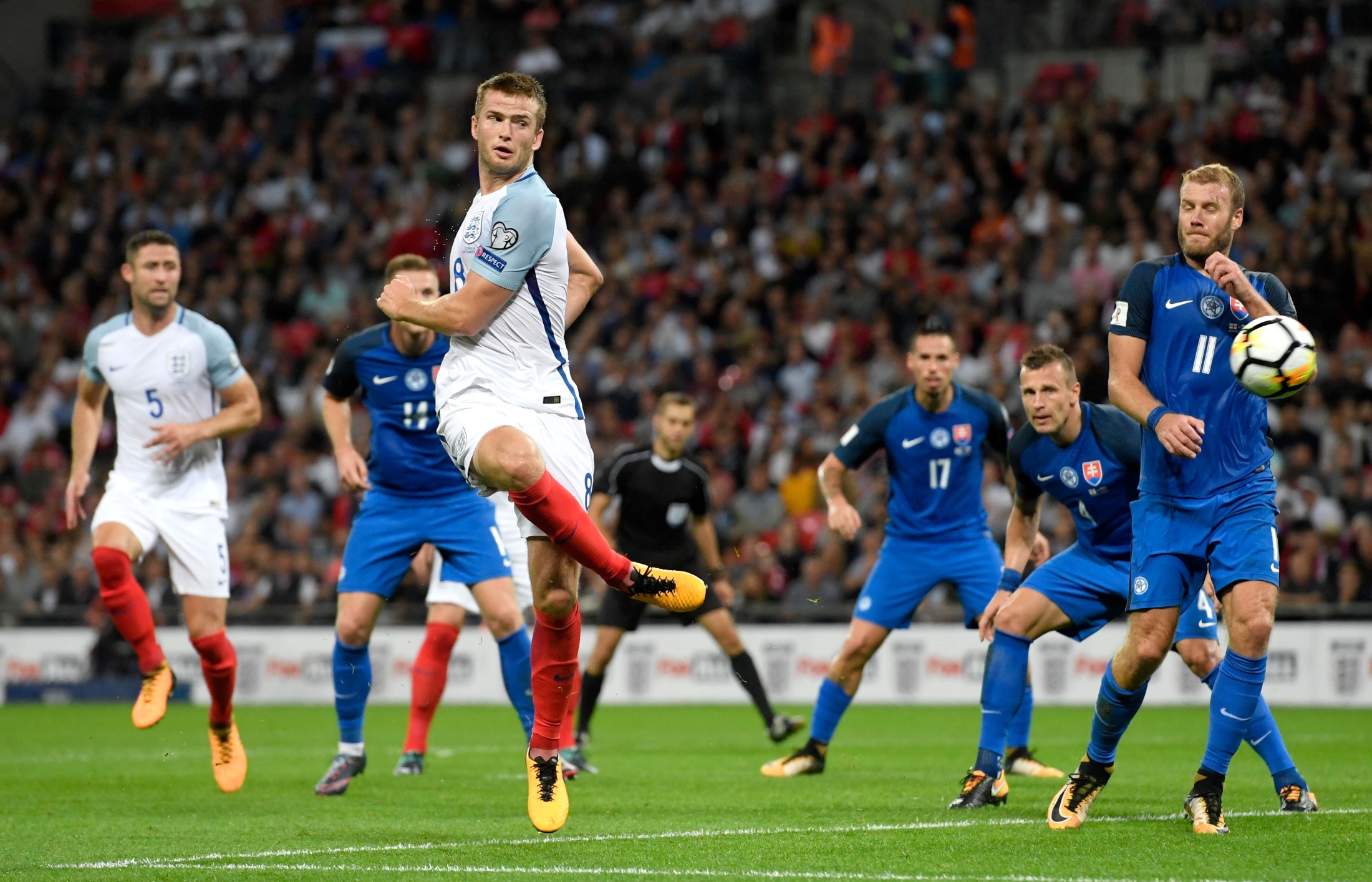 土超比赛双方在禁区里打架，裁判未吹停比赛导致主队打入空门