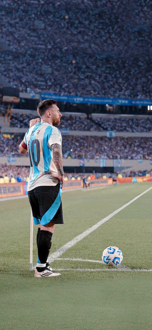 埃杜在高铁站被围满，合同今年到期，他说明年也希望在深圳