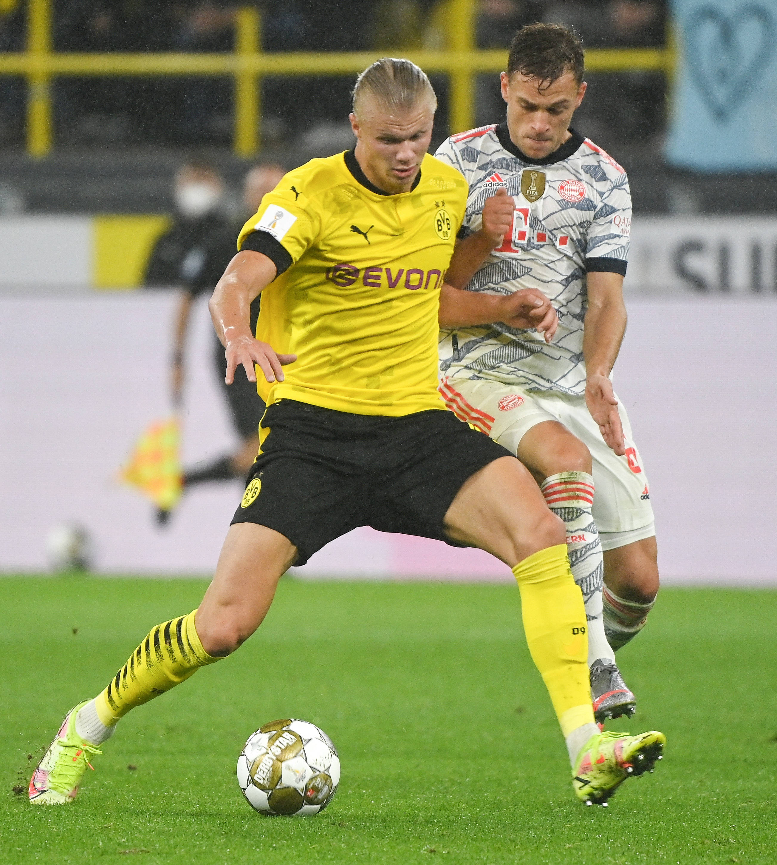 记者：于帕在穆西亚拉等3人续约后改变了自己的续约诉求